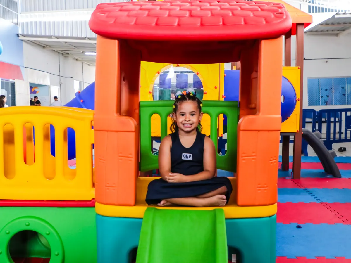 Criança do CEV Baby brincando no playground coberto da escola
