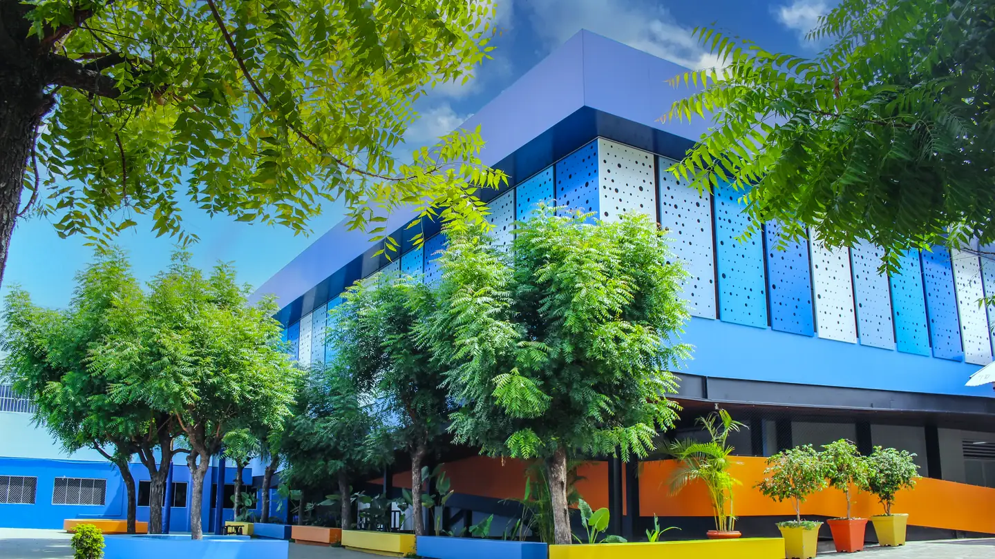 Fachada arborizada do CEV Colégio Kennedy em Teresina