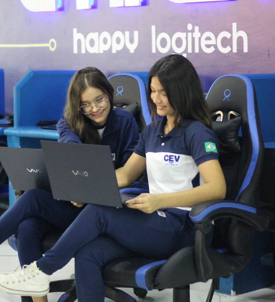 Estudantes do CEV Colégio Parnaíba estudando com notebooks na e-Arena