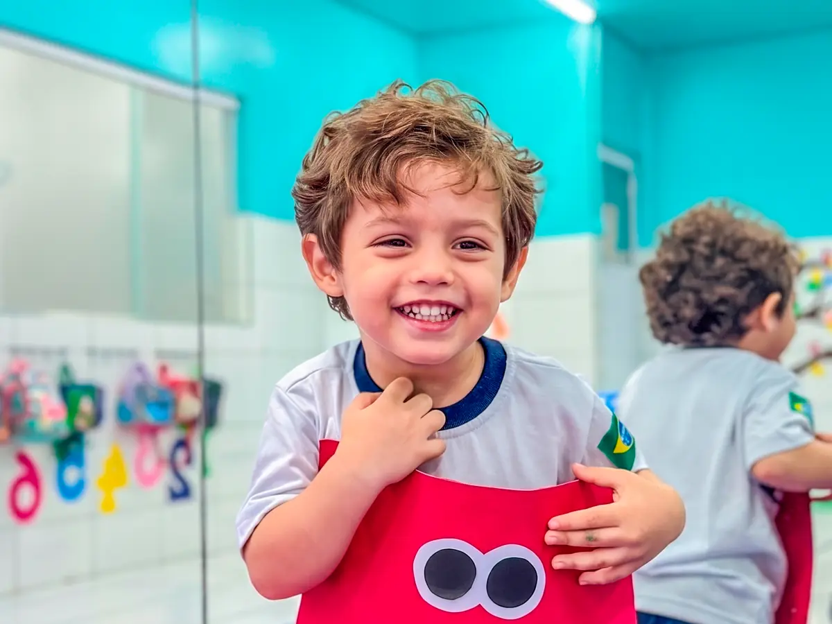 Criança da Educação Infantil do CEV Colégio Frei Serafim em sala