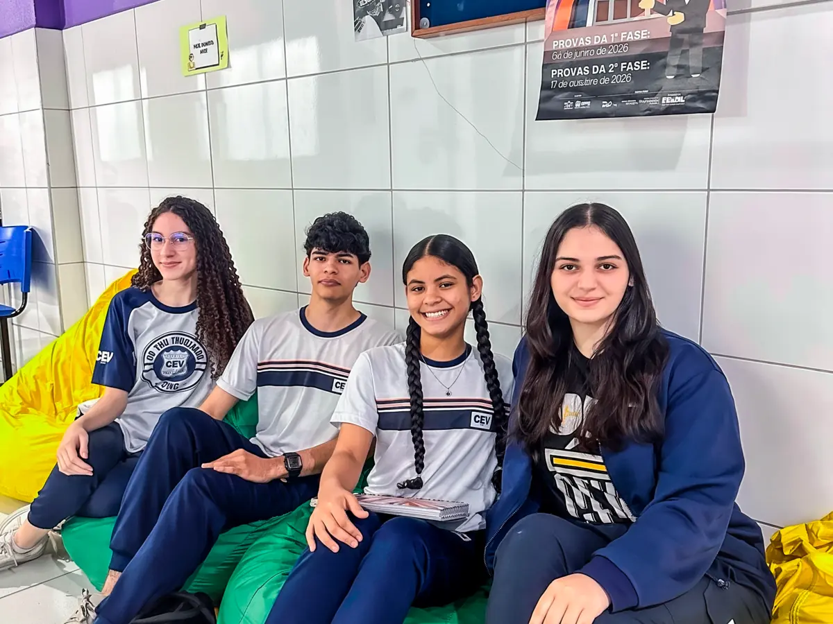 Estudantes do CEV Colégio Frei Serafim no espaço de convivência