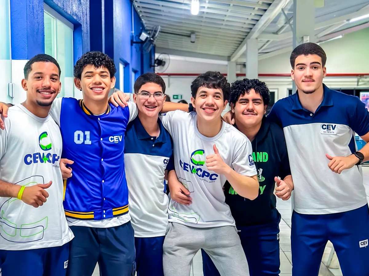 Grupo de estudantes do CEV Colégio Frei Serafim reunido na escola