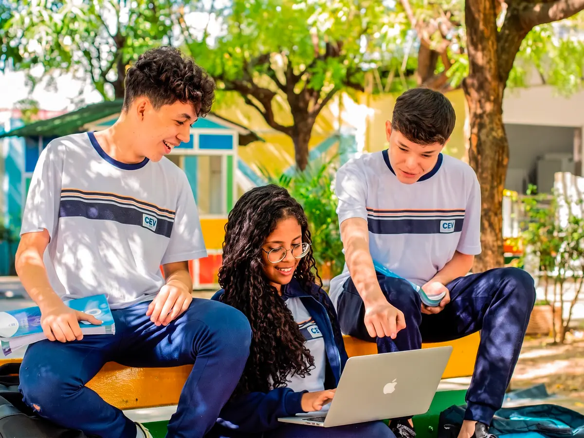 Estudantes do CEV Colégio Frei Serafim estudando com notebook na área externa
