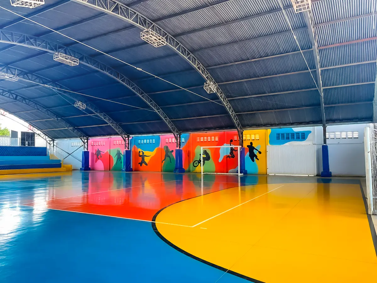 Quadra poliesportiva coberta do CEV Colégio Frei Serafim