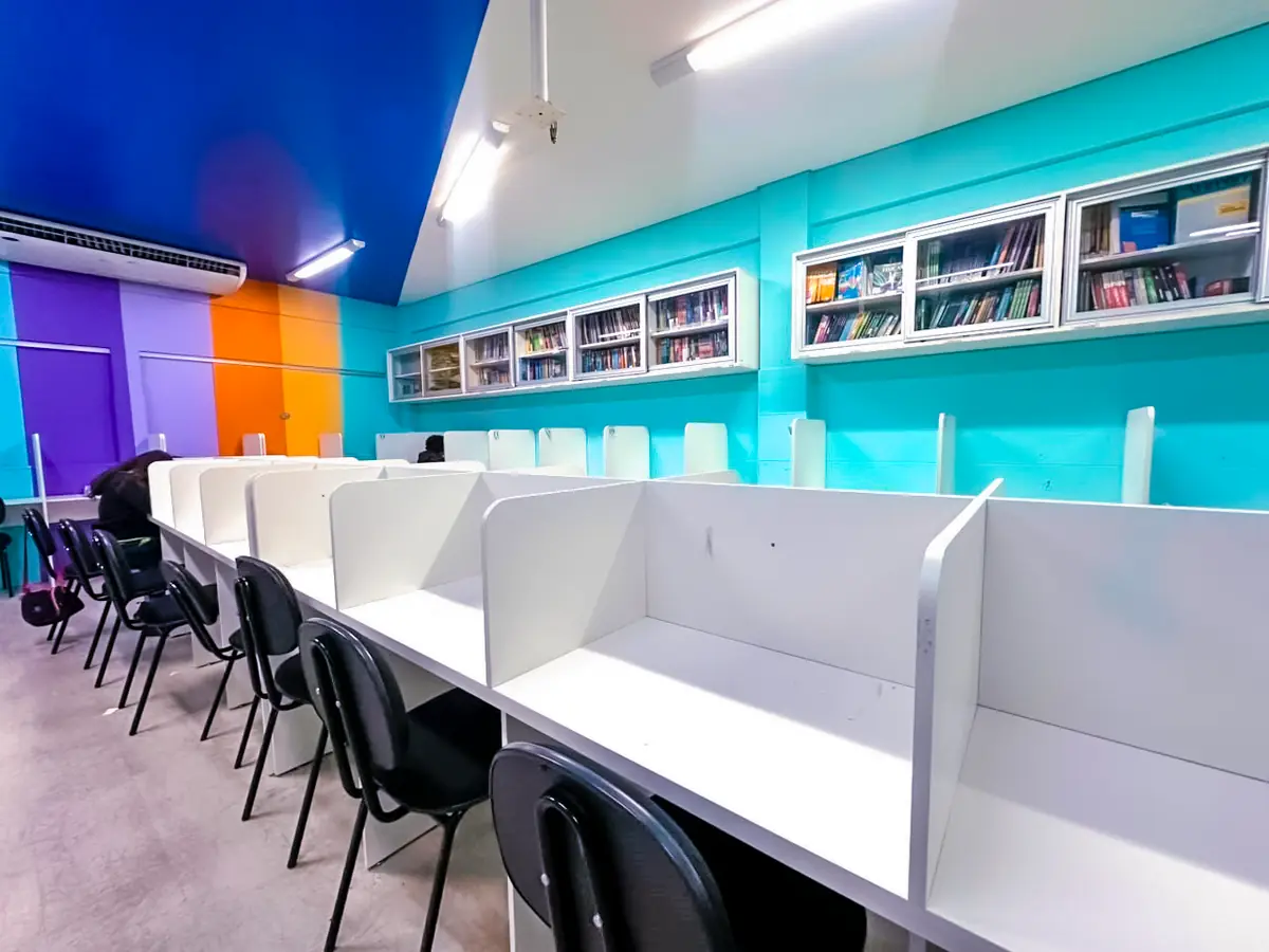 Sala de leitura com cabines individuais do CEV Colégio Frei Serafim