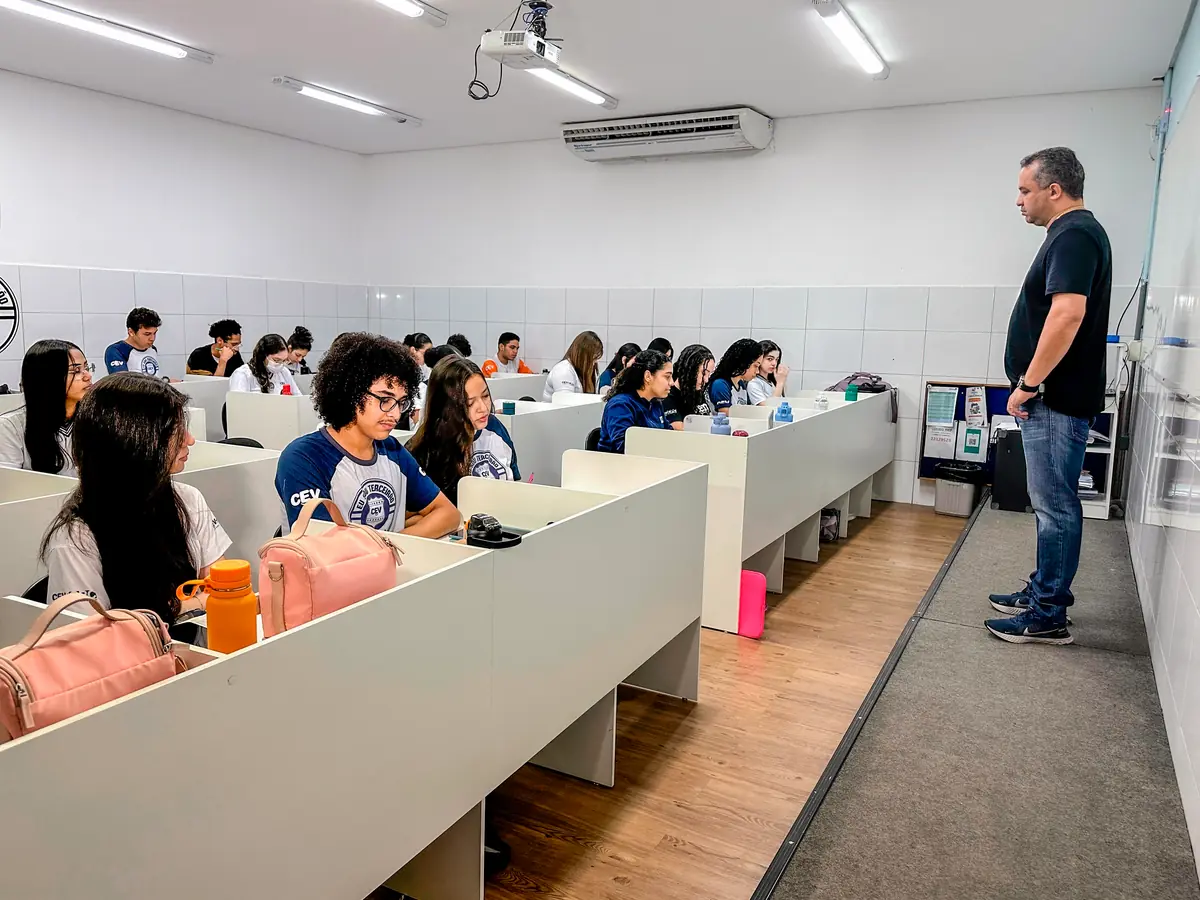 Salas de aula cabinadas da unidade Tibério Nunes do CEV Colégio Frei Serafim