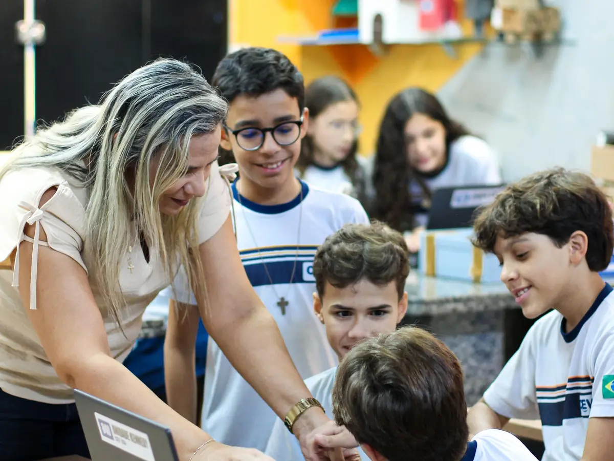 Professora e estudantes do CEV Colégio Kennedy em aula com notebook