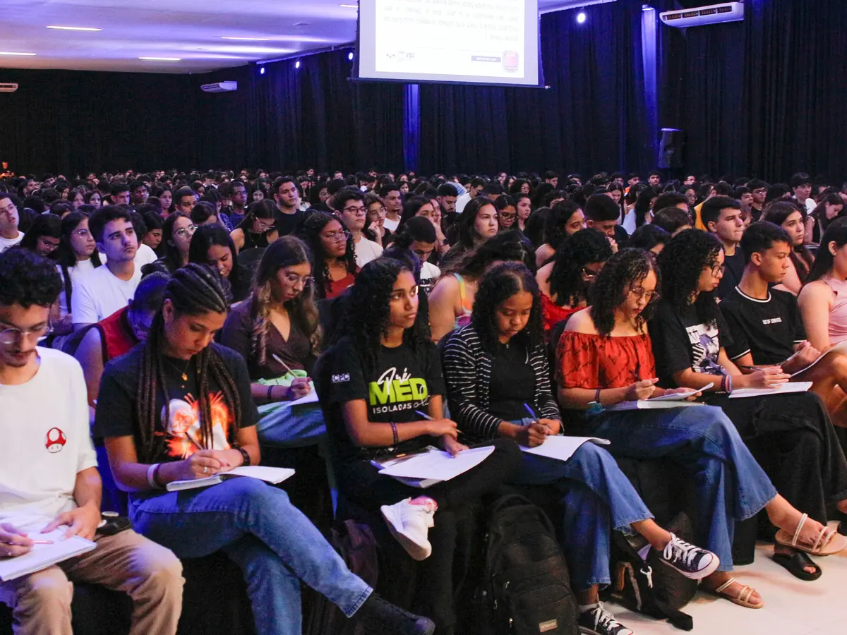 Centro de eventos do CEV Colégio Kennedy durante uma palestra