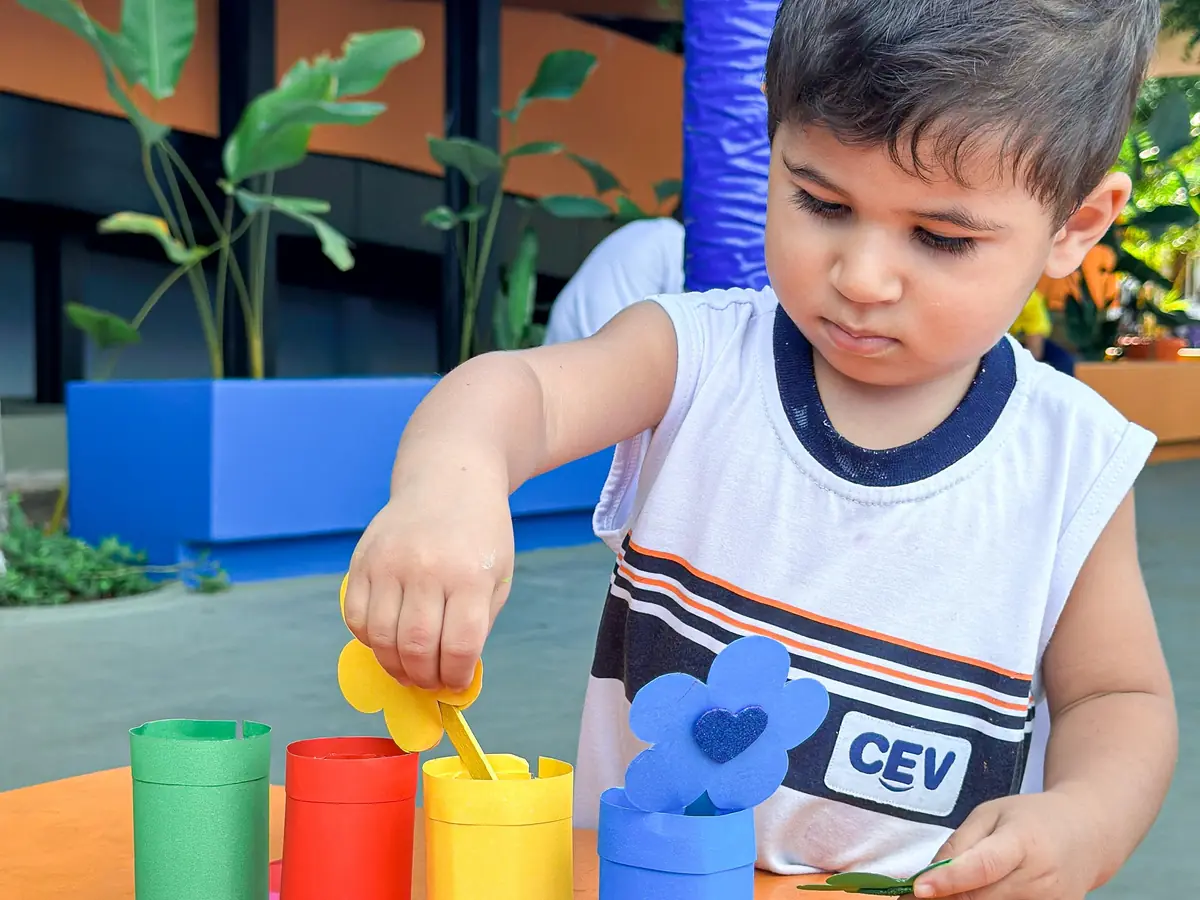 Criança da Educação Infantil do CEV Colégio Kennedy em atividade lúdica