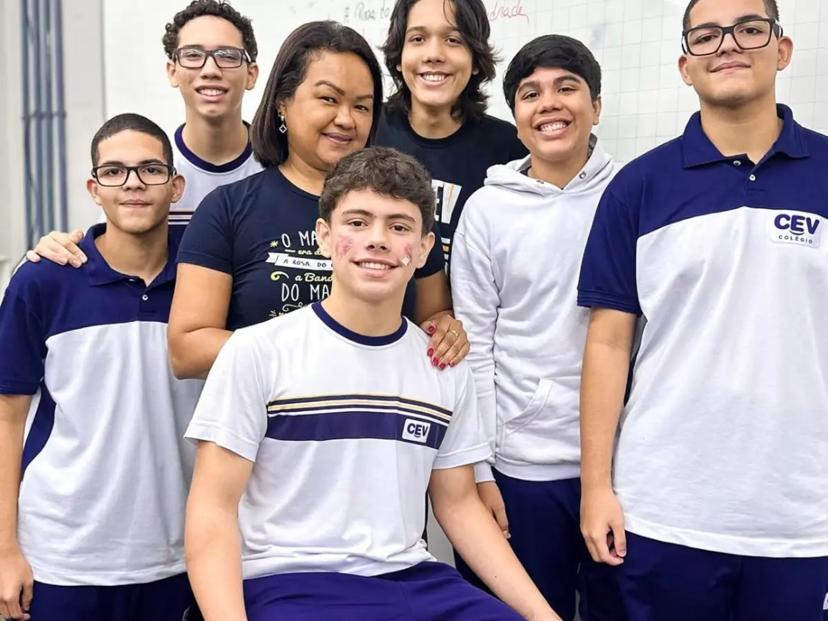 Turma de estudantes do CEV Colégio Kennedy reunida na escola