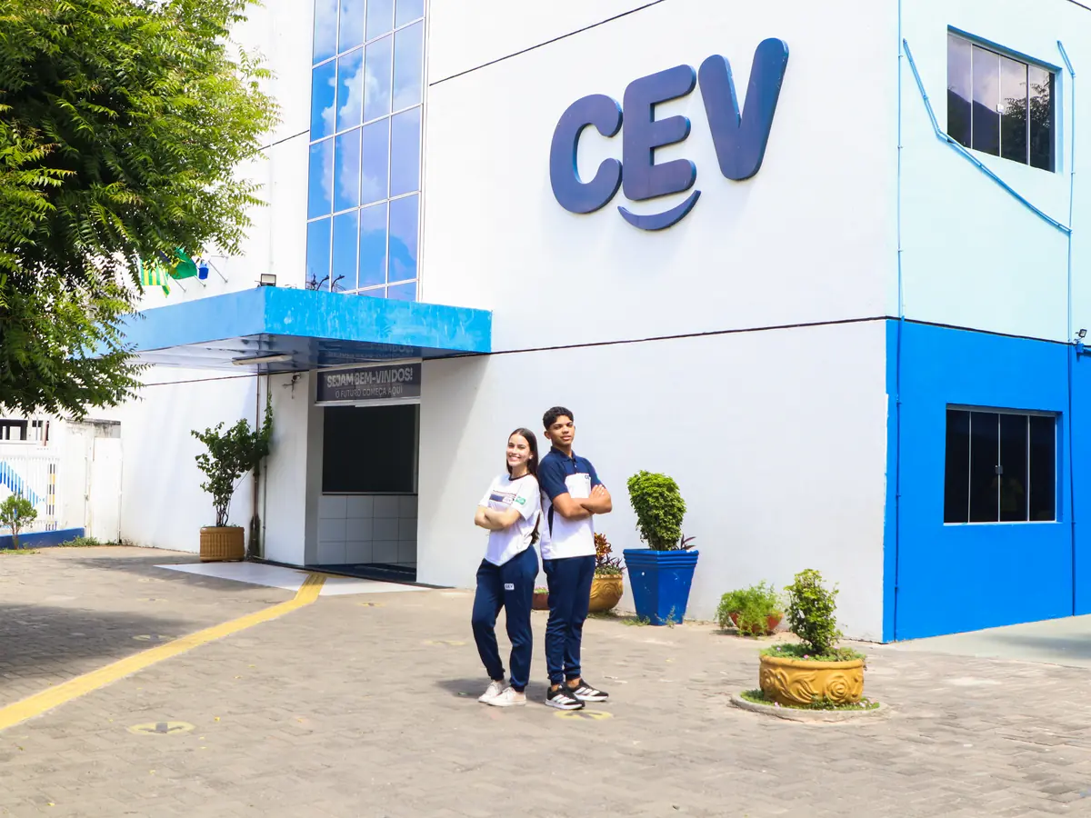 Fachada do CEV Colégio Kennedy com estudantes na entrada