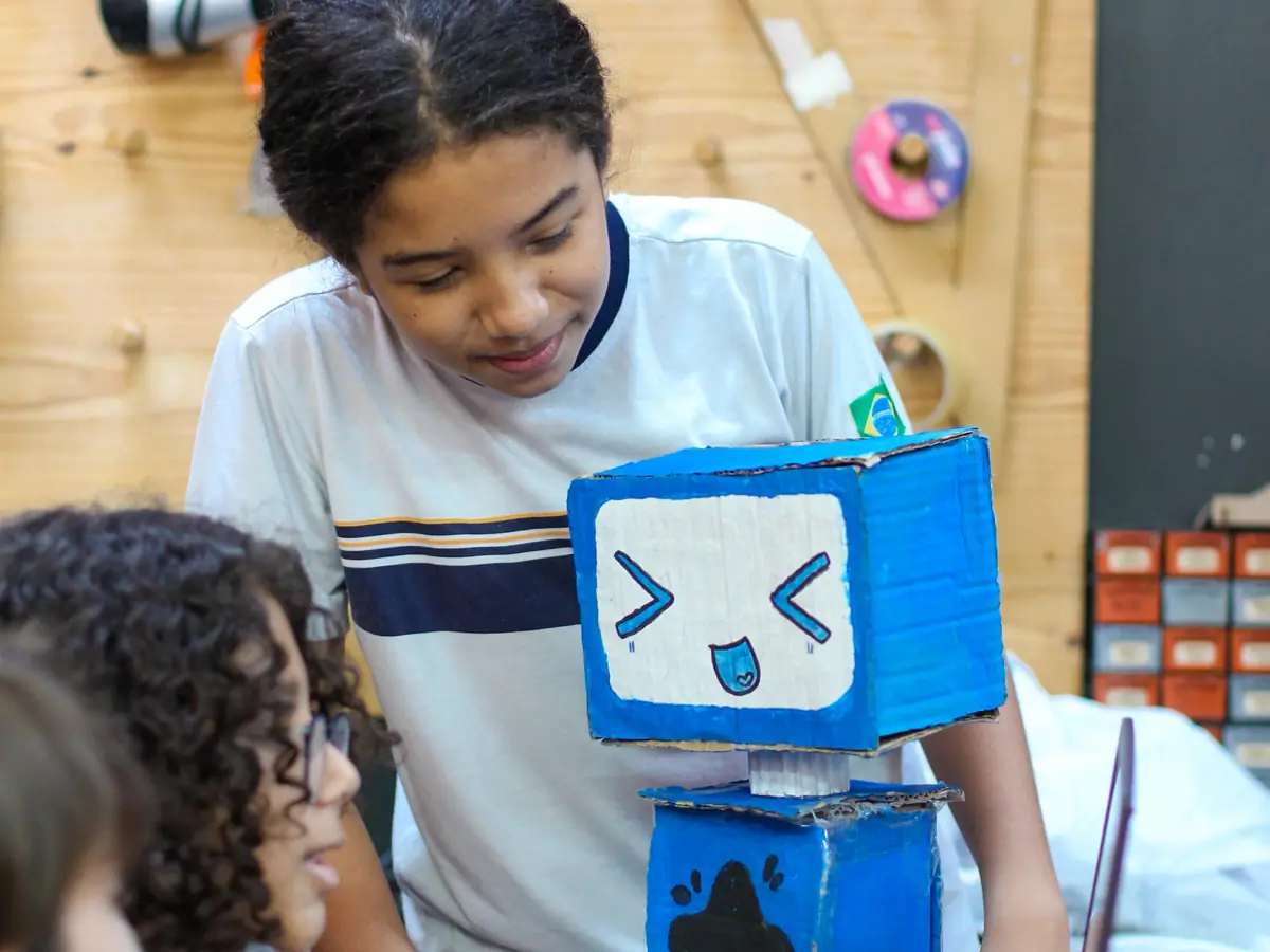 Estudante montando um projeto de robótica no Maker Lab do CEV Colégio Kennedy