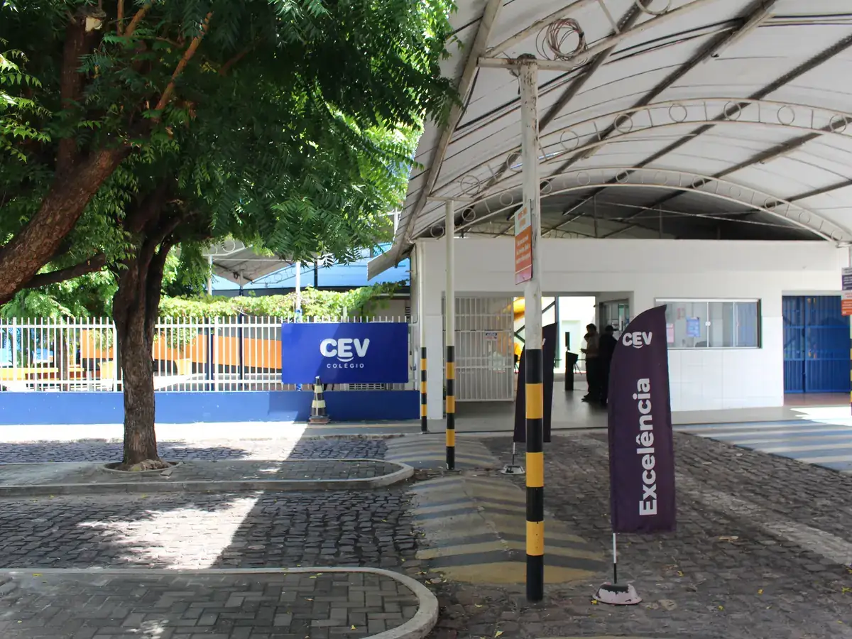 Pátio coberto e arborizado do CEV Colégio Kennedy