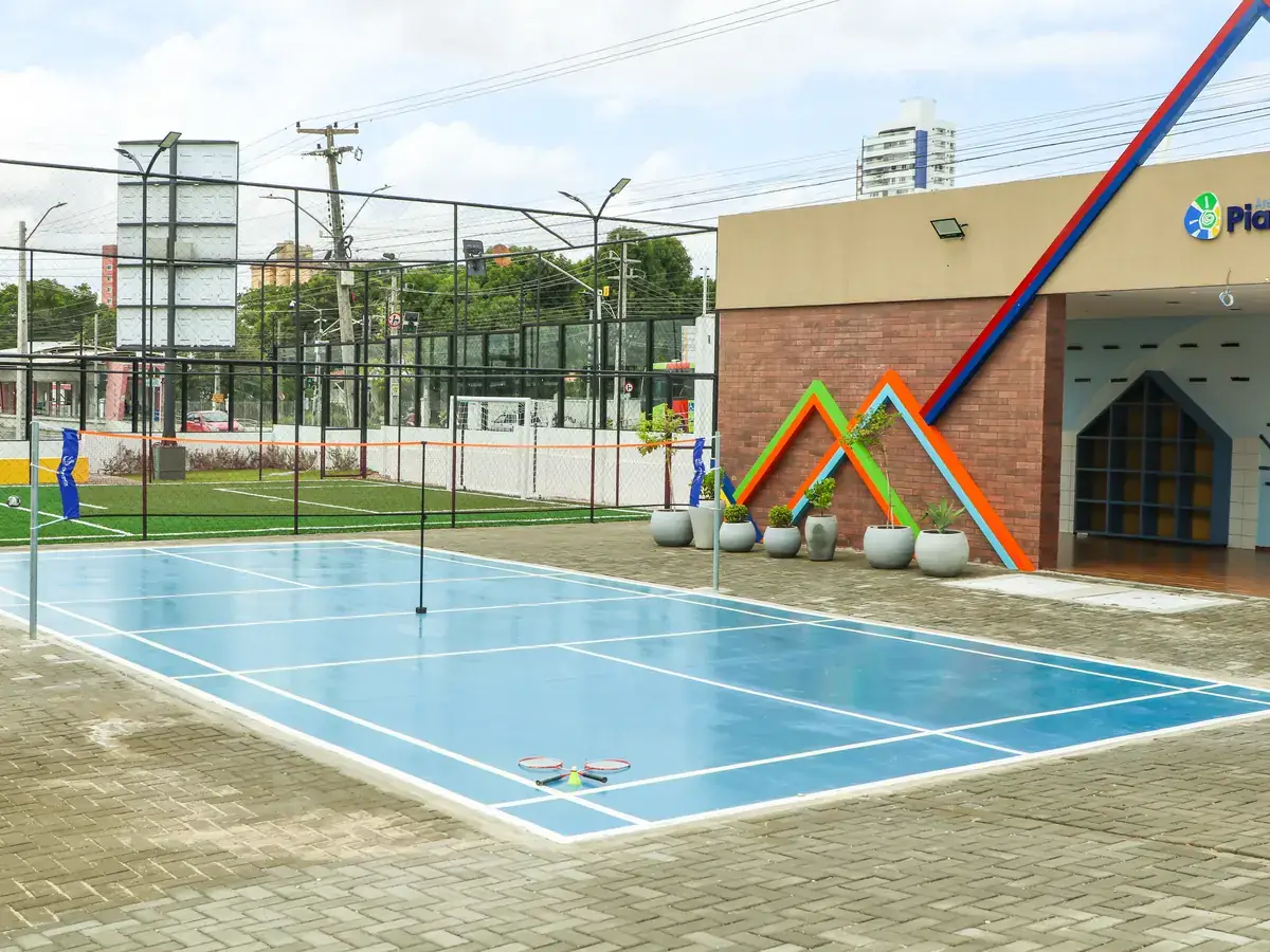 Quadra poliesportiva externa do CEV Colégio Kennedy
