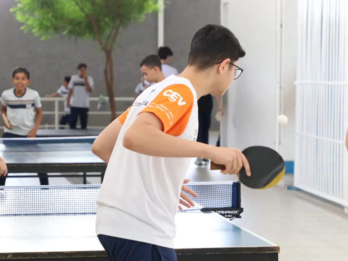 Estudantes jogando tênis de mesa no intervalo do CEV Colégio Kennedy