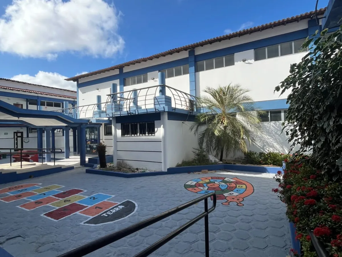Área de recreação com jogos pintados no piso do CEV Colégio Parnaíba