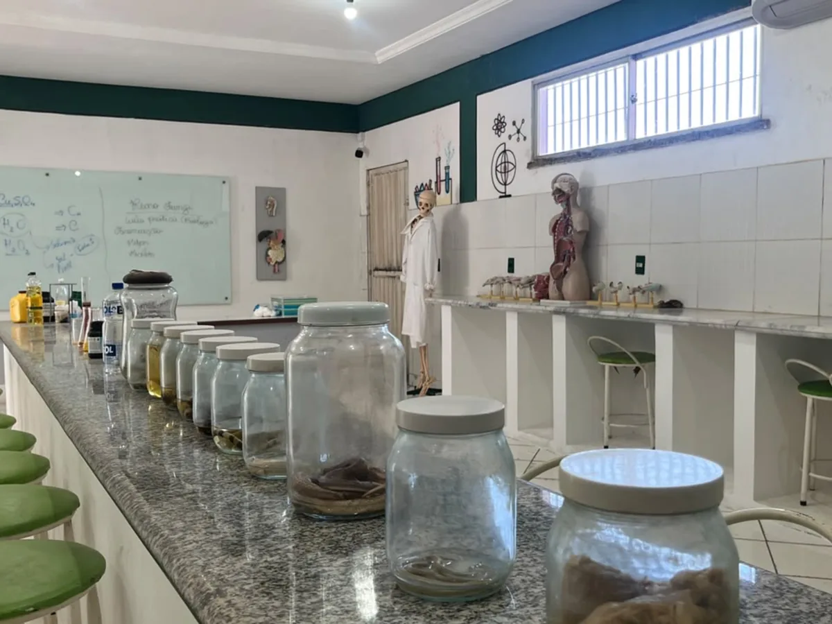 Bancada com amostras e vidrarias no laboratório de ciências do CEV Colégio Parnaíba