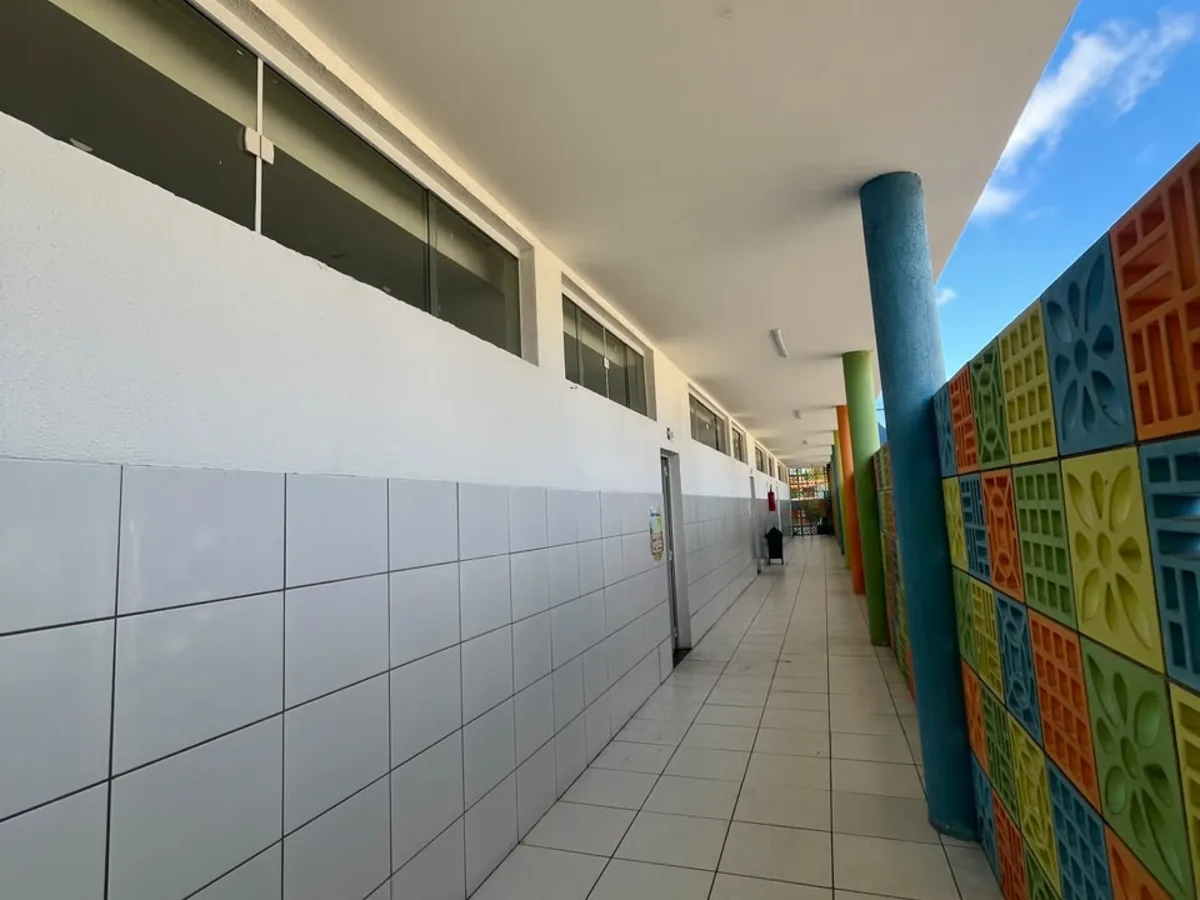 Corredor de acesso às salas de aula do CEV Colégio Parnaíba