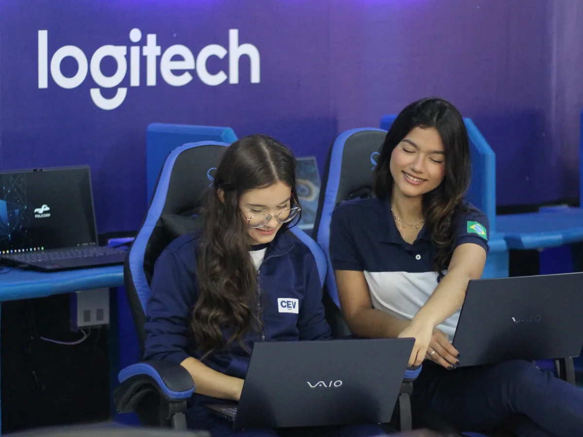 Estudantes do CEV Colégio Parnaíba com notebooks na e-Arena