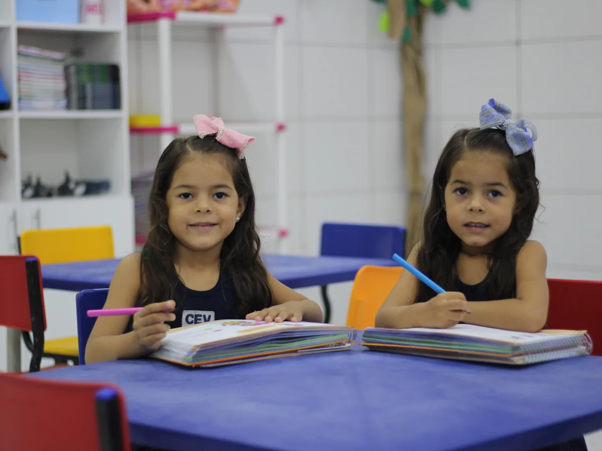 Crianças da Educação Infantil do CEV Colégio Parnaíba em atividade na sala