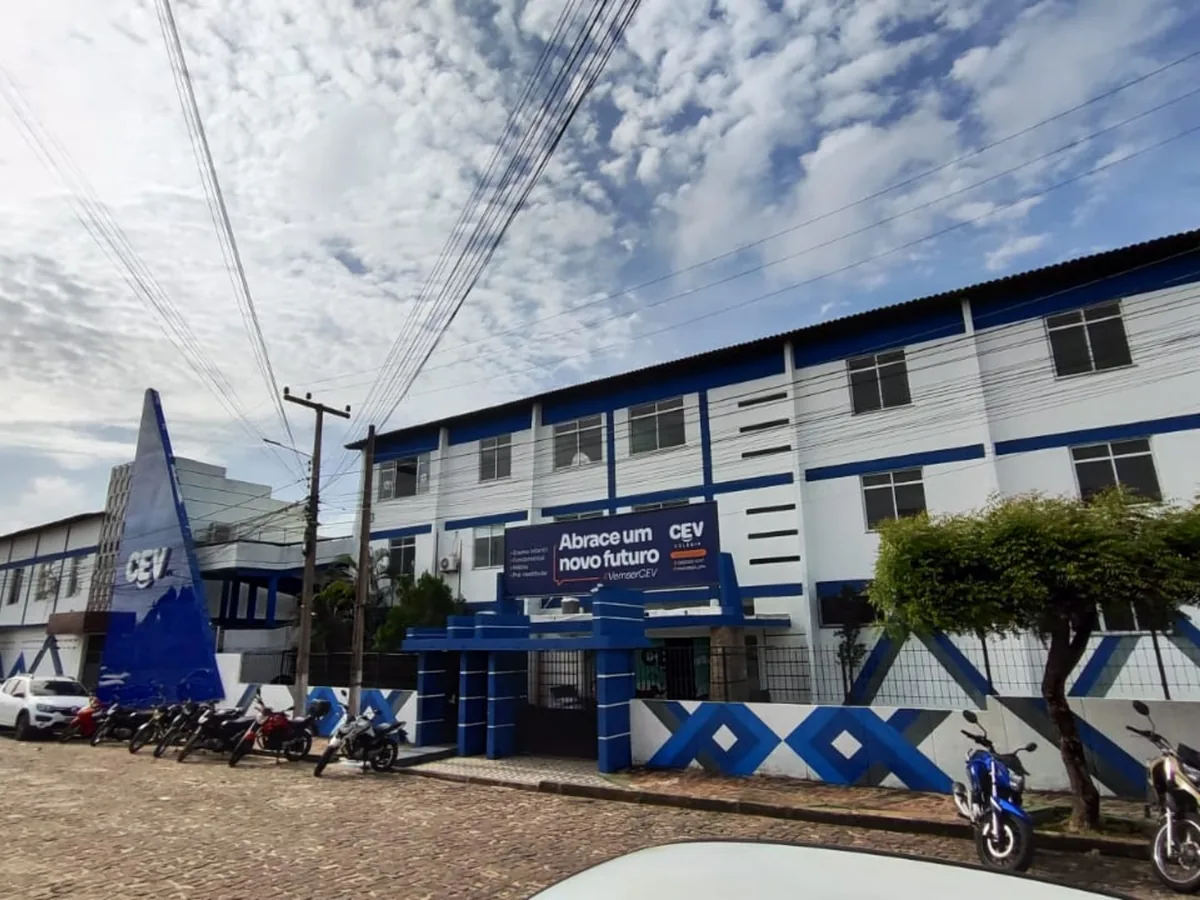 Fachada do CEV Colégio Parnaíba vista da rua