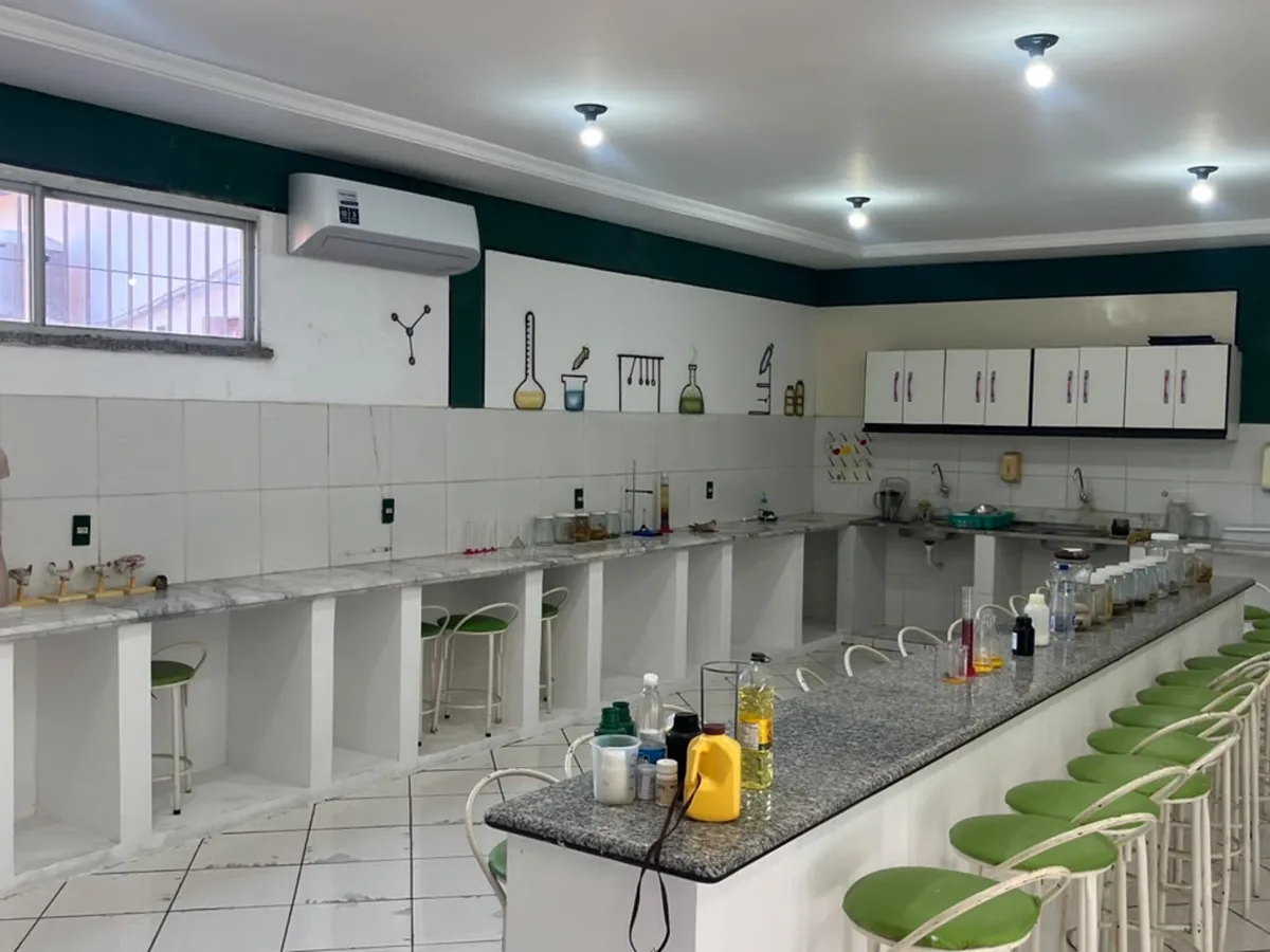 Laboratório de ciências do CEV Colégio Parnaíba