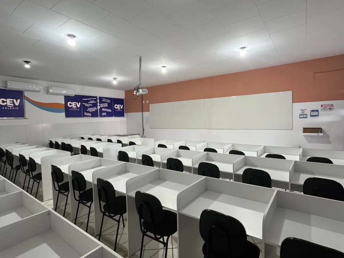 Sala de estudos com cabines individuais do CEV Colégio Parnaíba