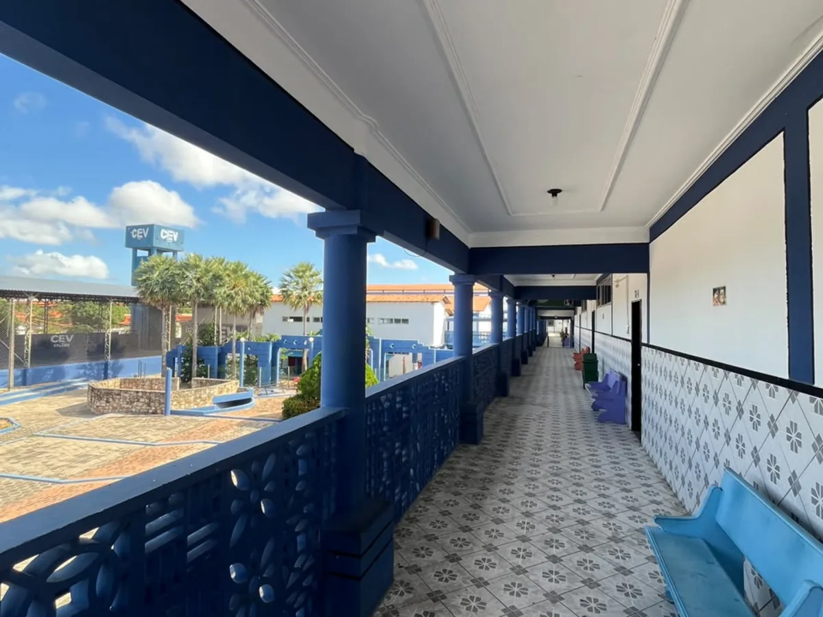 Varanda de convivência com vista para o pátio do CEV Colégio Parnaíba