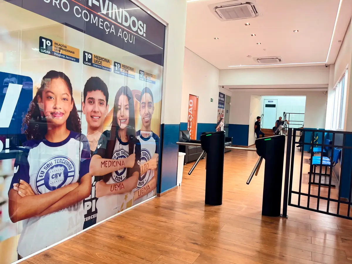 Entrada com acesso controlado do CEV Colégio Sul