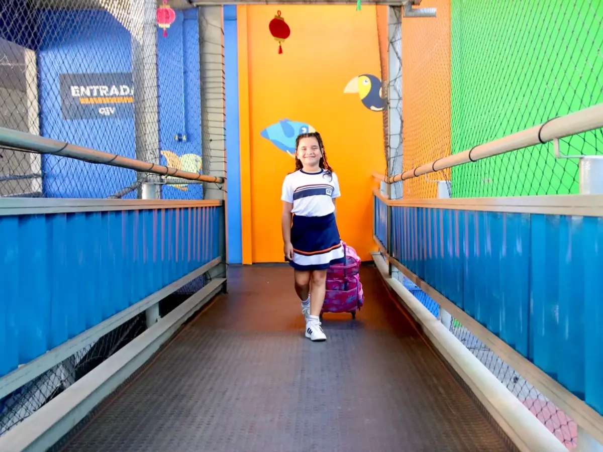 Estudante chegando pela entrada da Educação Infantil do CEV Colégio Sul