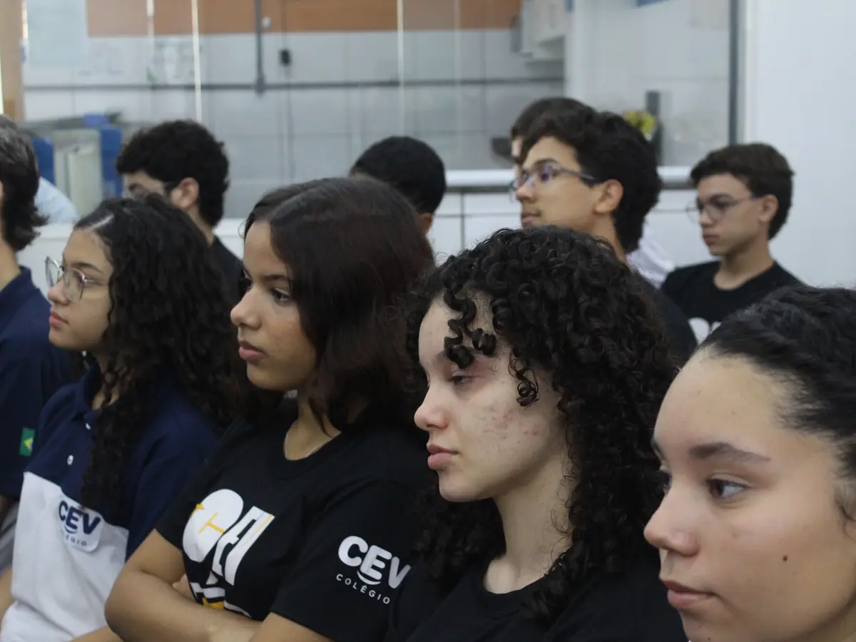Estudantes do Ensino Médio do CEV Colégio Sul durante a aula