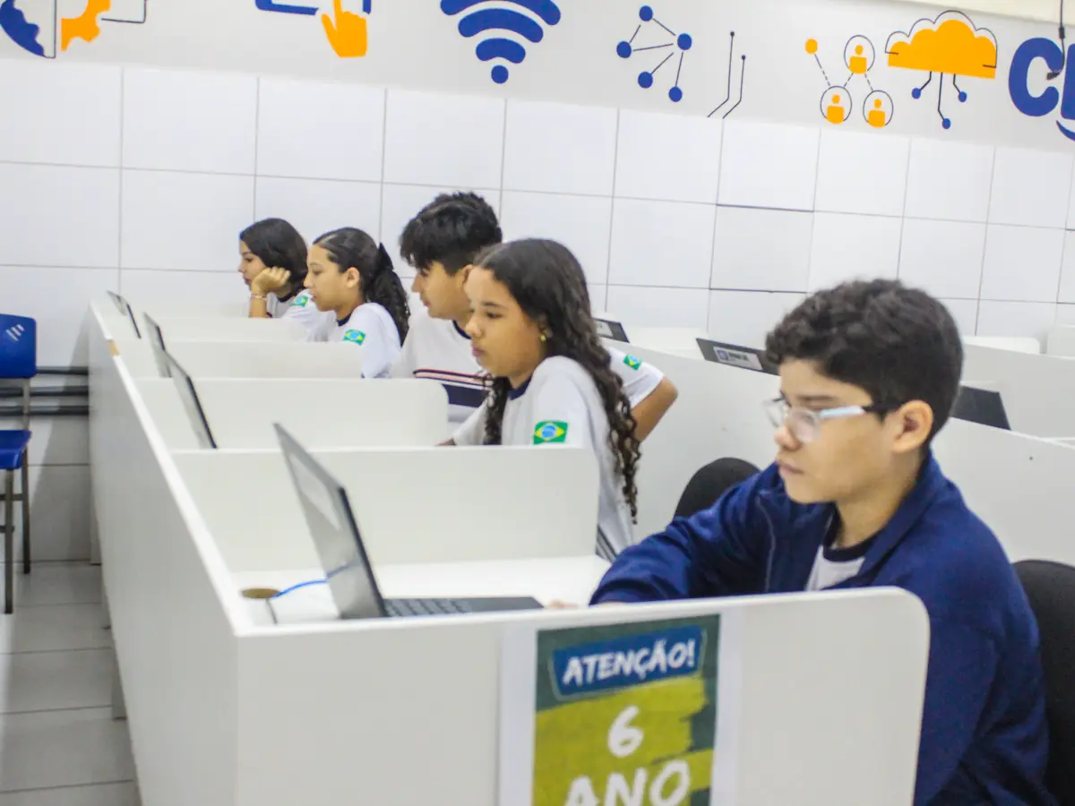 Estudantes do CEV Colégio Sul no laboratório de informática