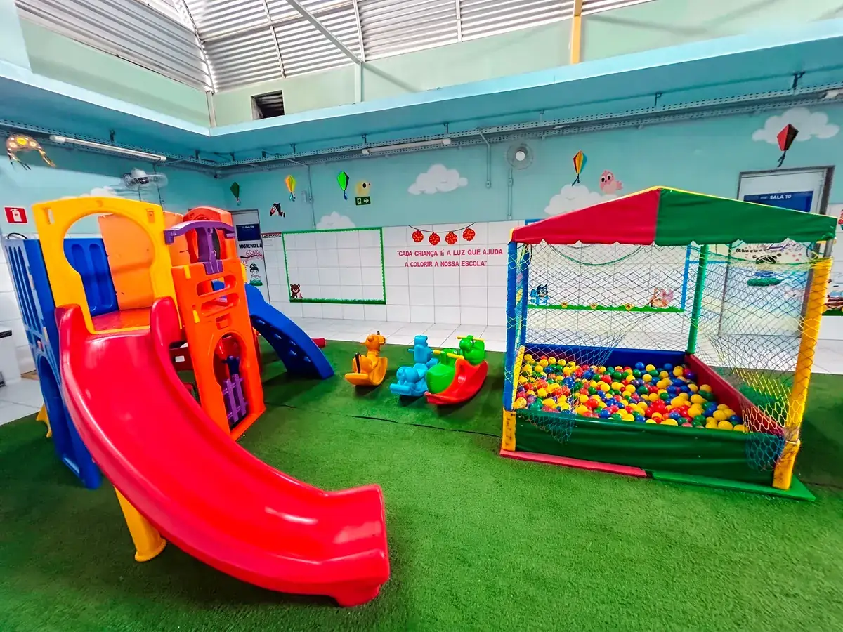 Parquinho com piscina de bolinhas do CEV Colégio Sul