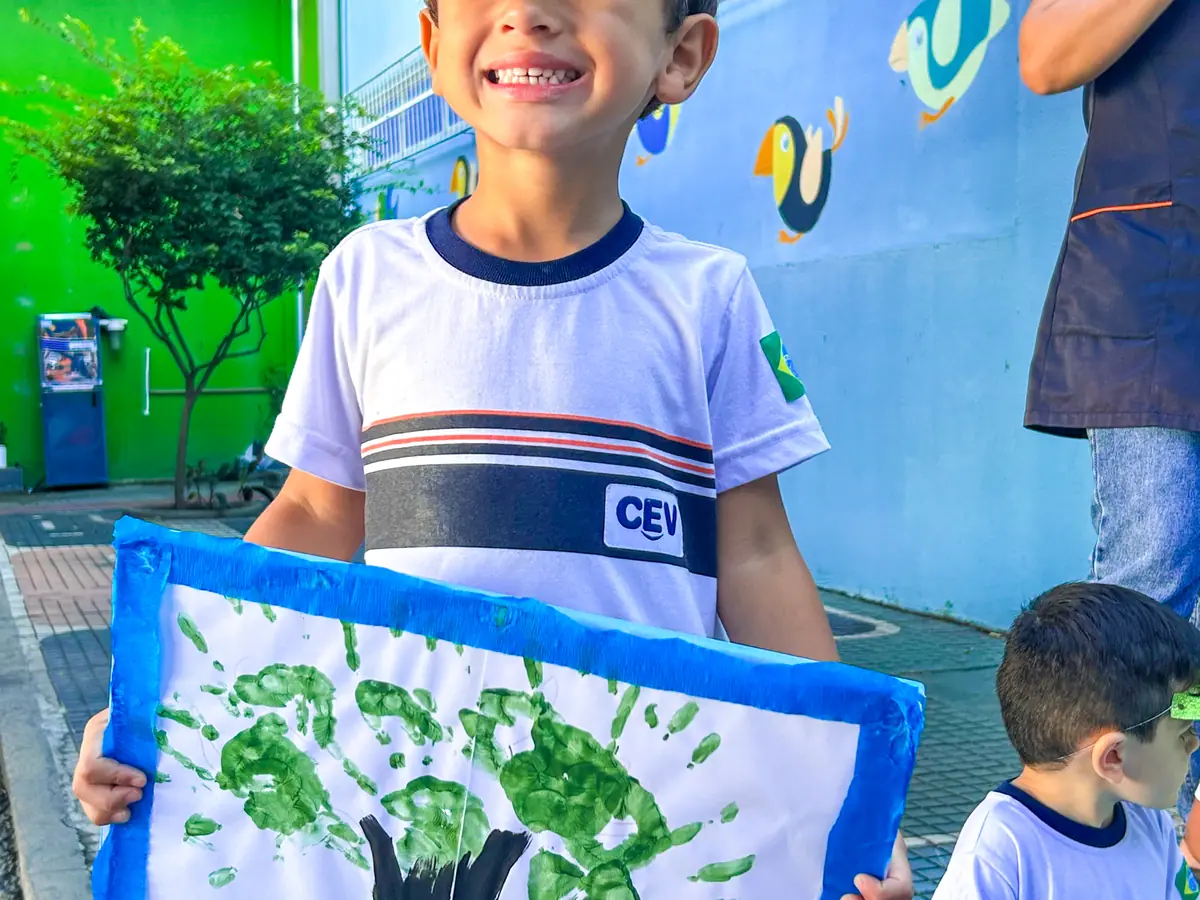 Criança da Educação Infantil do CEV Colégio Sul com um projeto sobre meio ambiente