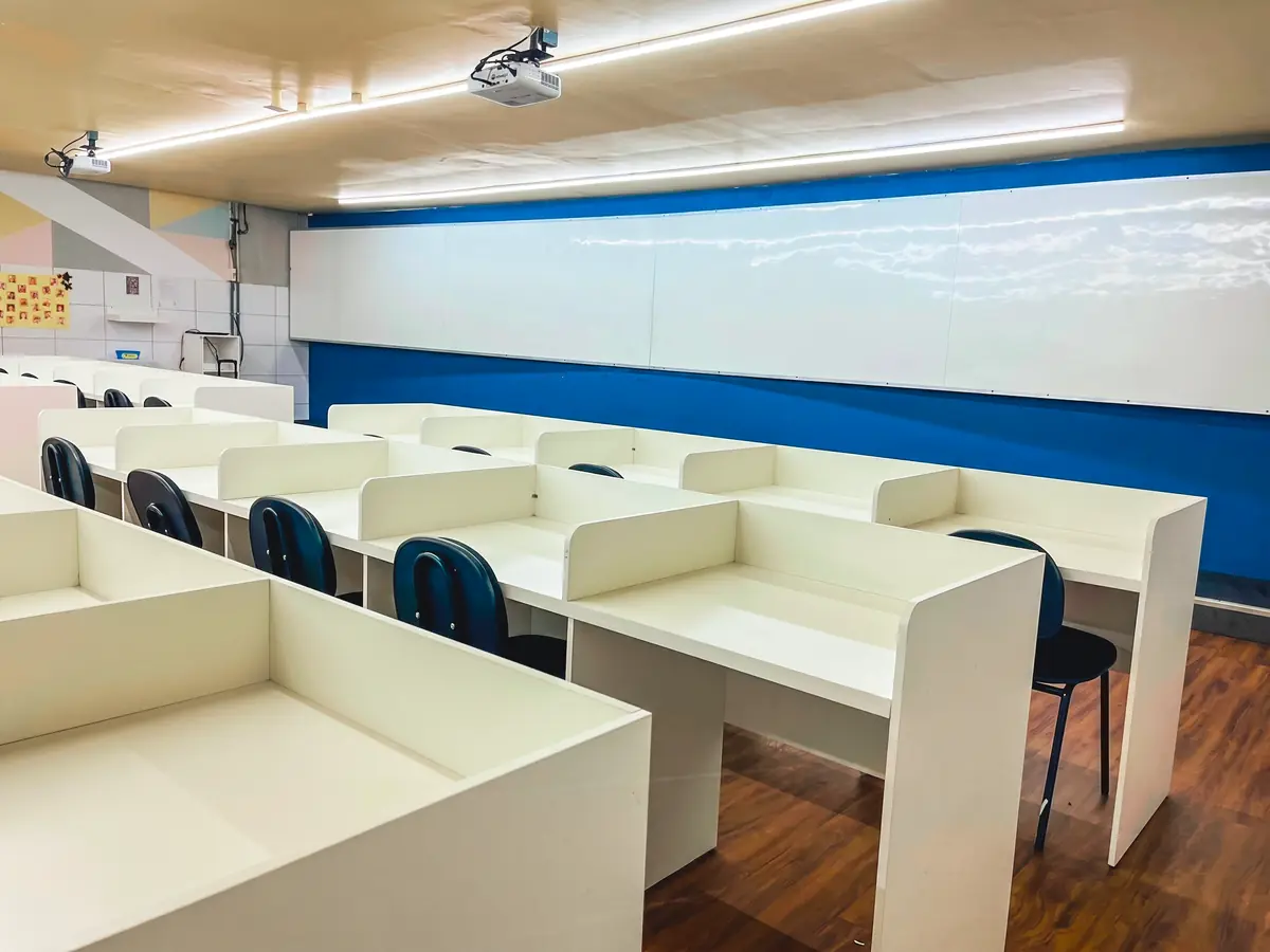 Sala de estudos com cabines individuais do CEV Colégio Sul
