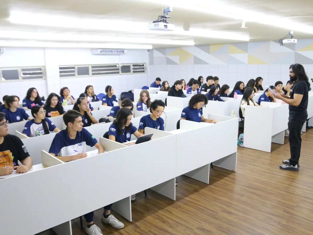 Turma do CEV Colégio Sul em aula nas salas cabinadas
